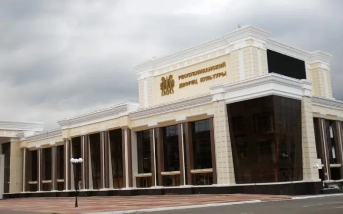 В Саранске временно закроют парковку у РДК. Связано это с проведением медовой ярмарки, ...