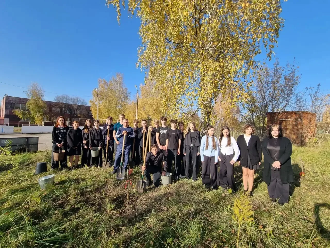 📆 В рамках региональной акции «Октябрь — месяц озеленения» Первые нашей школы под руко...