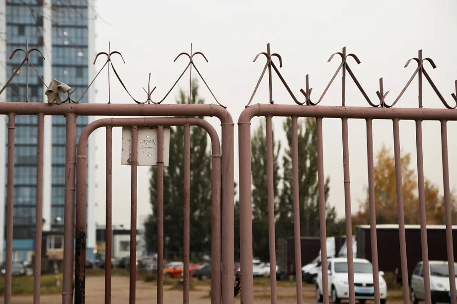 Еще одну стоянку продают под точечную застройку – рядом с горбольницей №5