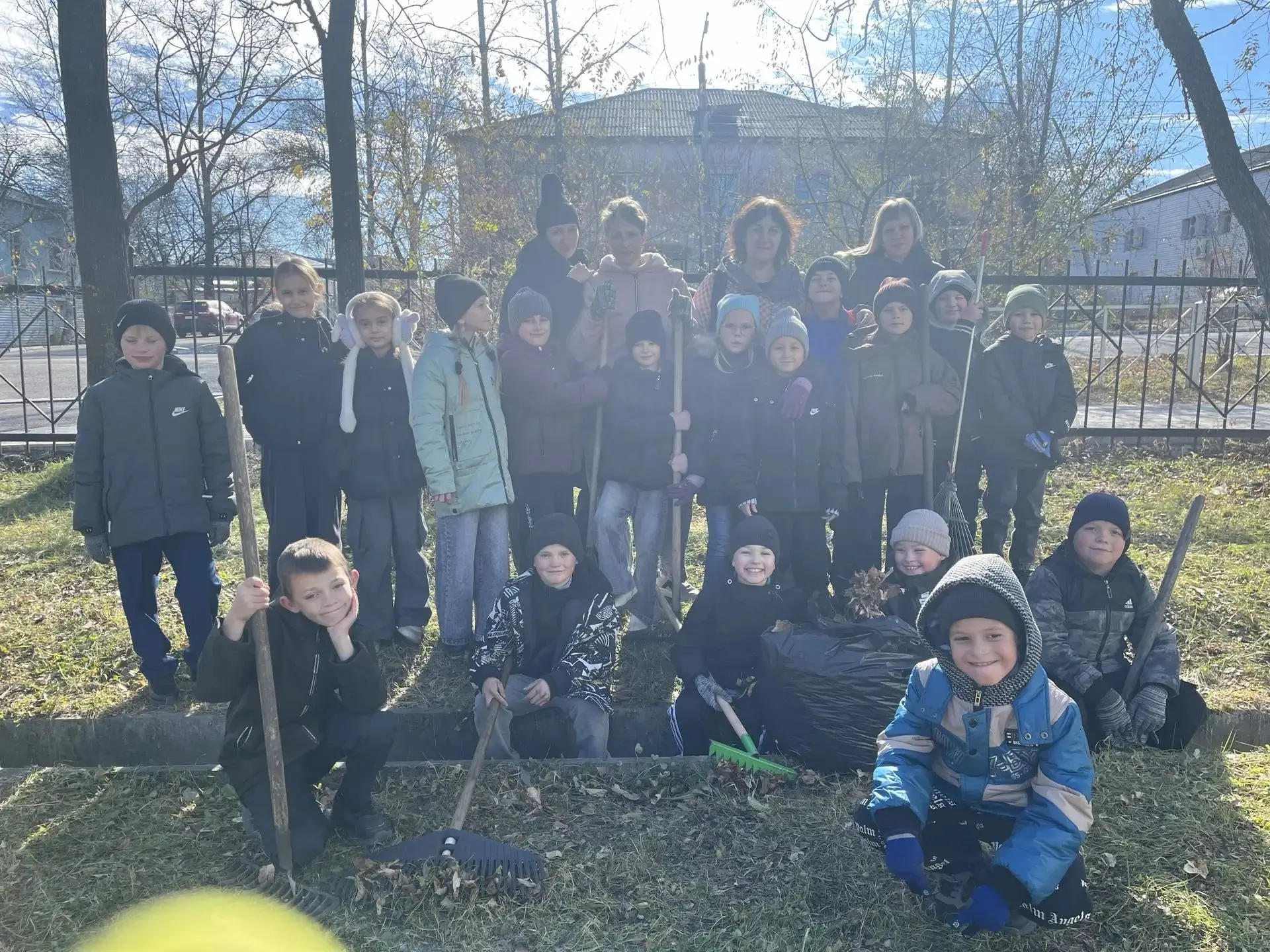 🍁Ученики 3 «Б» класса вместе с родителями приняли активное участие в субботнике! 💪 Вм...