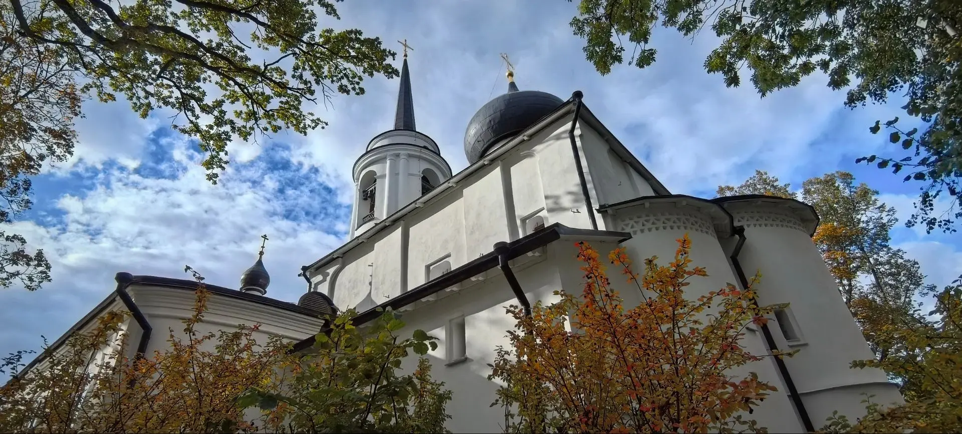 Есть в осени первоначальной
