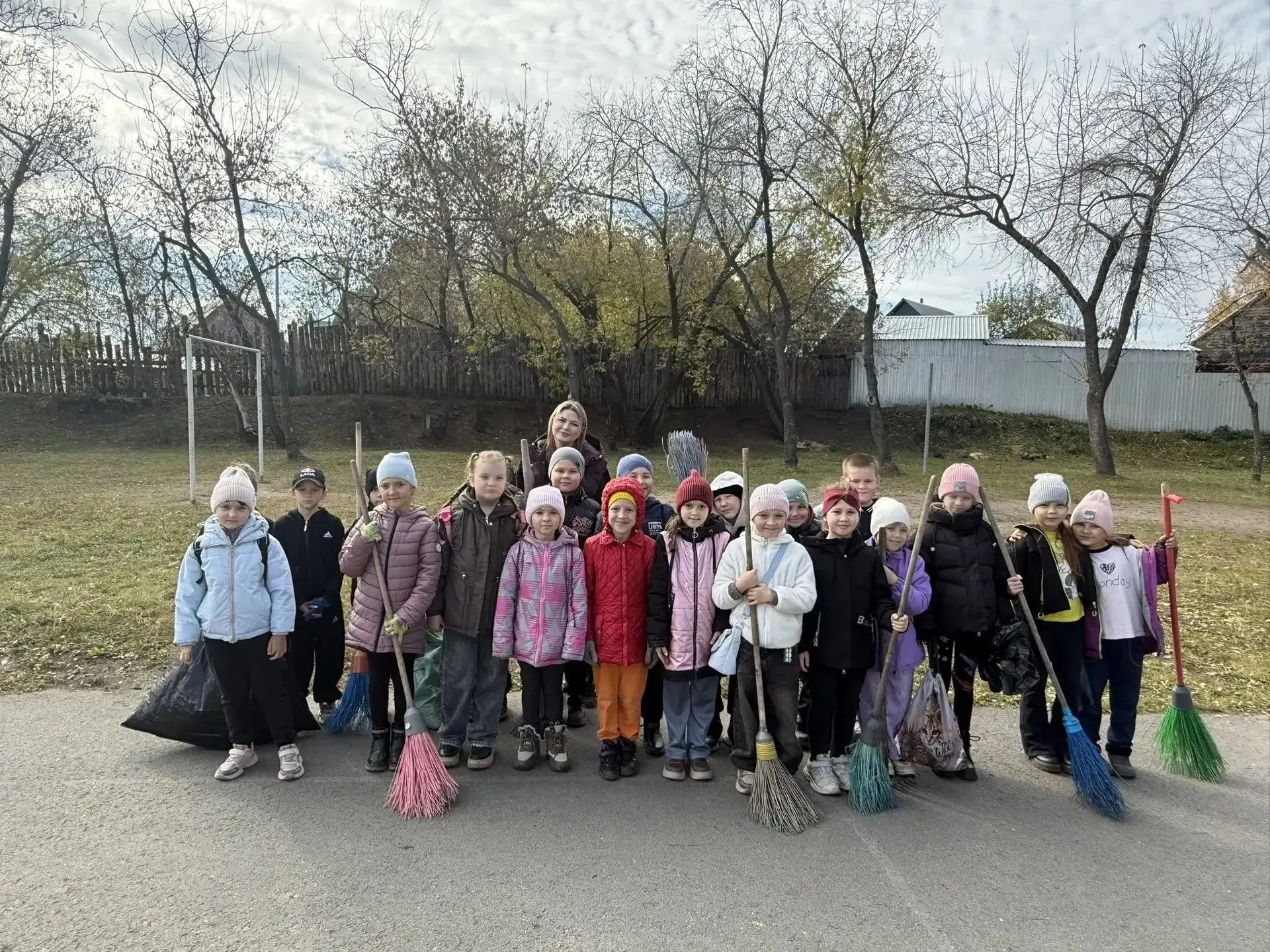 🍂 Осенний субботник в Куртамышской средней школе №1: чисто, дружно, весело