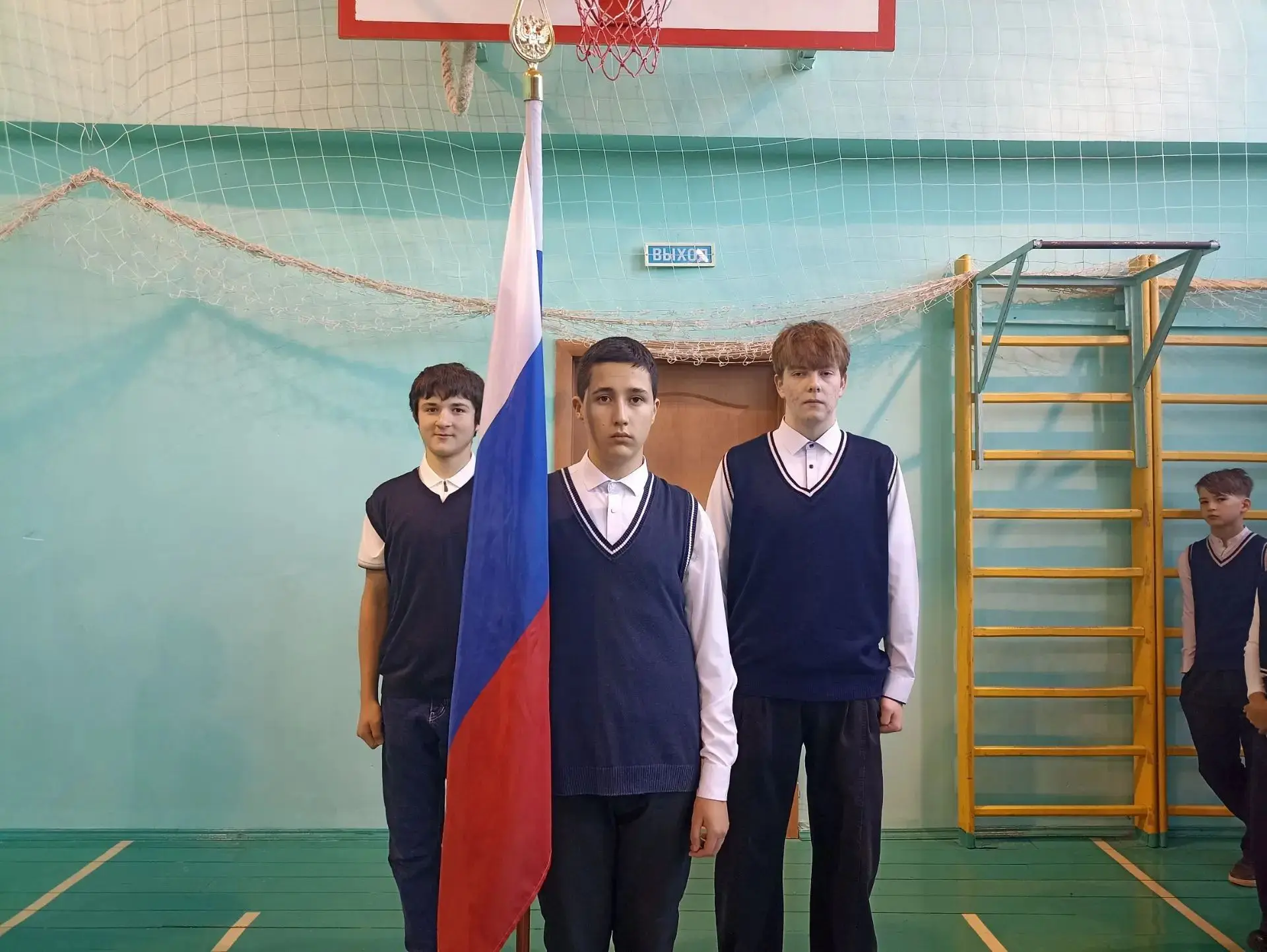 Новая учебная неделя в нашей школе традиционно началась с торжественной линейки, посвящ...