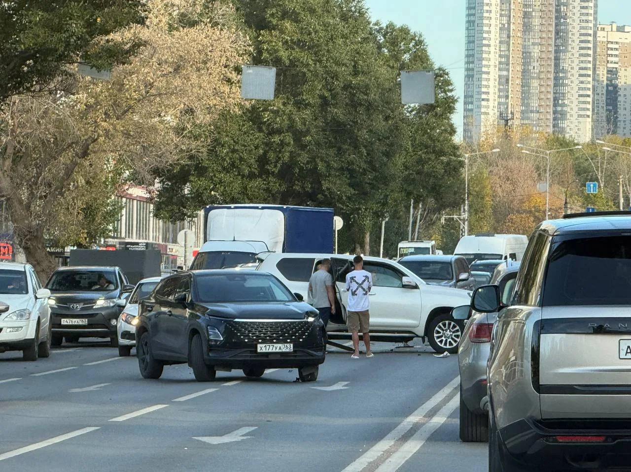 На Ново-Садовой, ДТП на два ряда! Пробка неизвестно от куда, но должно быть большая