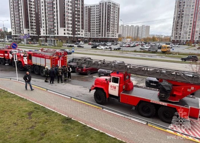 8 октября в Сургуте пожарные спасли двух девятилетних девочек из квартиры на улице Иван...