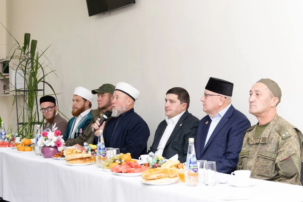 В В Соборной мечети встретились с семьями наших героев.