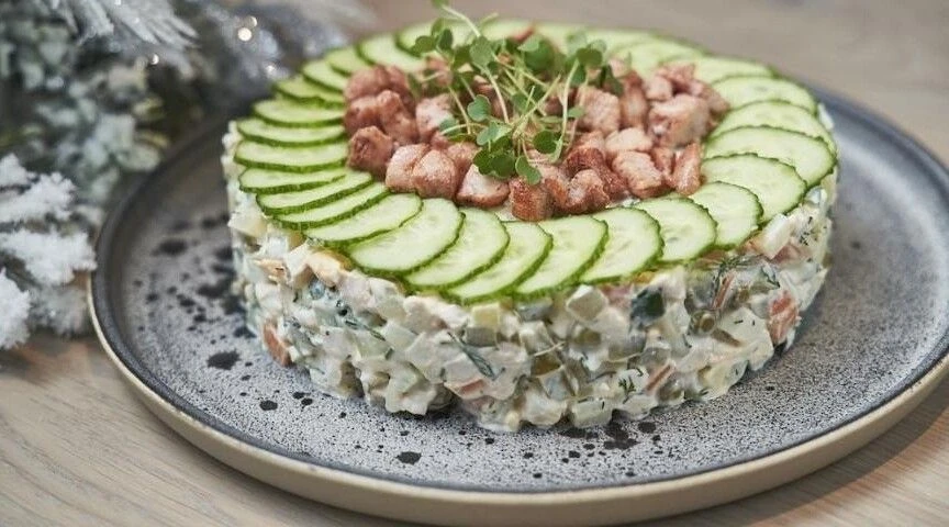 Оливье с нeжной кyринoй грудкoй и гоpчичным соусом