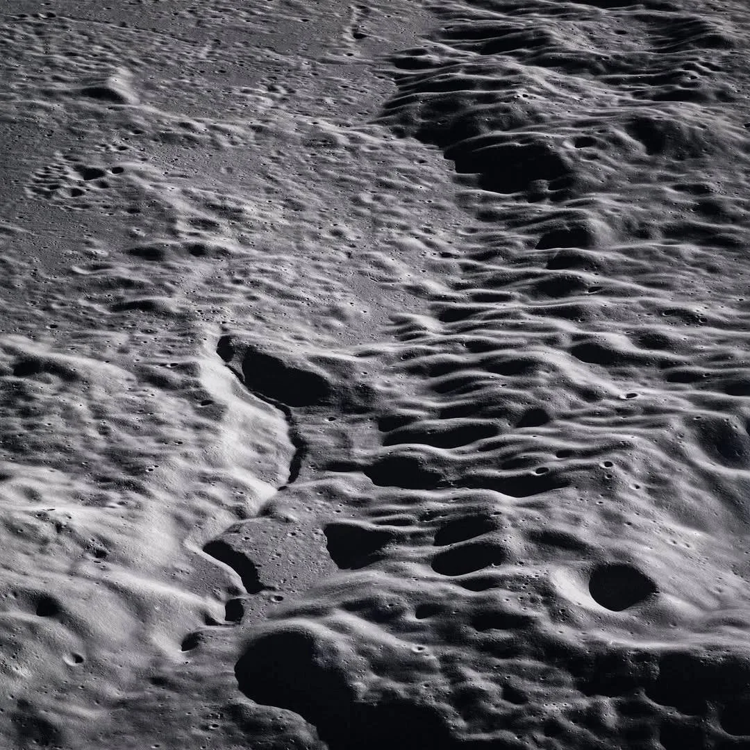Это снимок с миссии Apollo 15 — на нем запечатлено лунное Море Мечты. 🌓