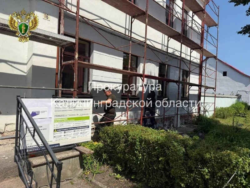 Подрядчика оштрафовали за работу без страховки на фасаде школы в Правдинске.