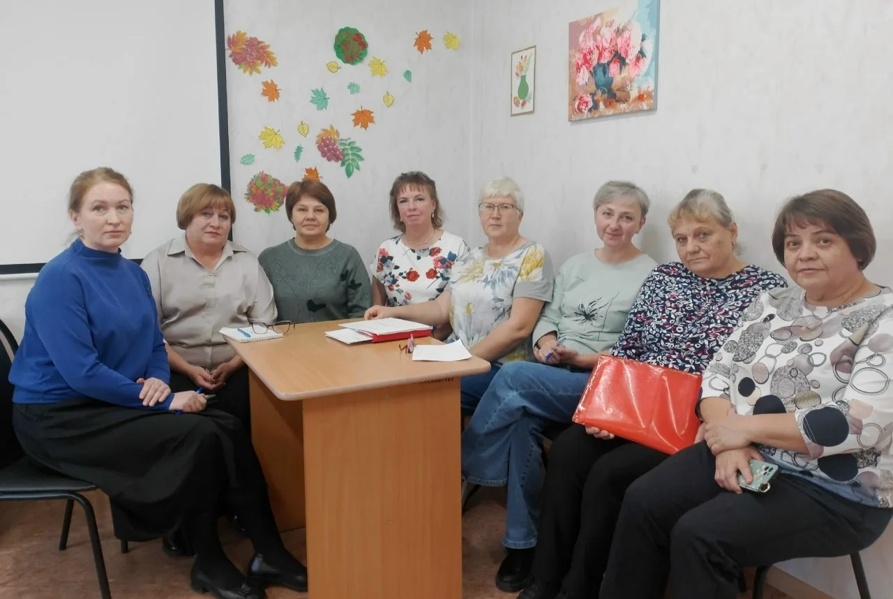 Специалисты отделения срочного социального обслуживания собрались на рабочую встречу: о...