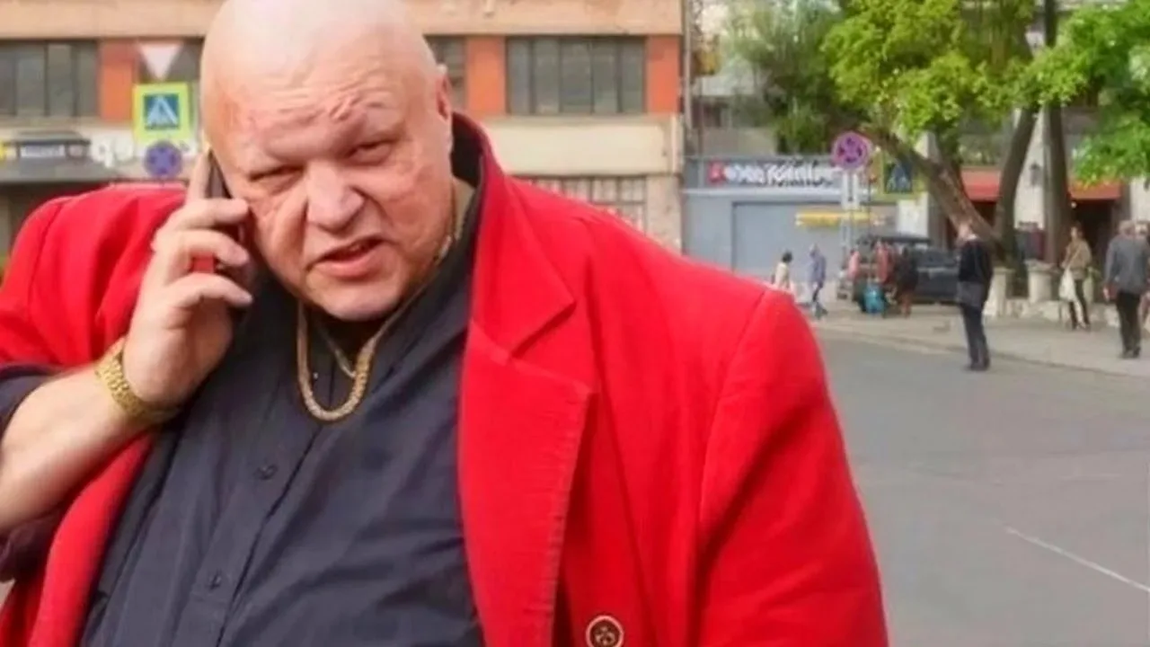 "Пoccopилcя мужик c жeнoй и в cepдцax пocлaл ee к чepту. A чepт взял дa и зaбpaл ee. Пp...