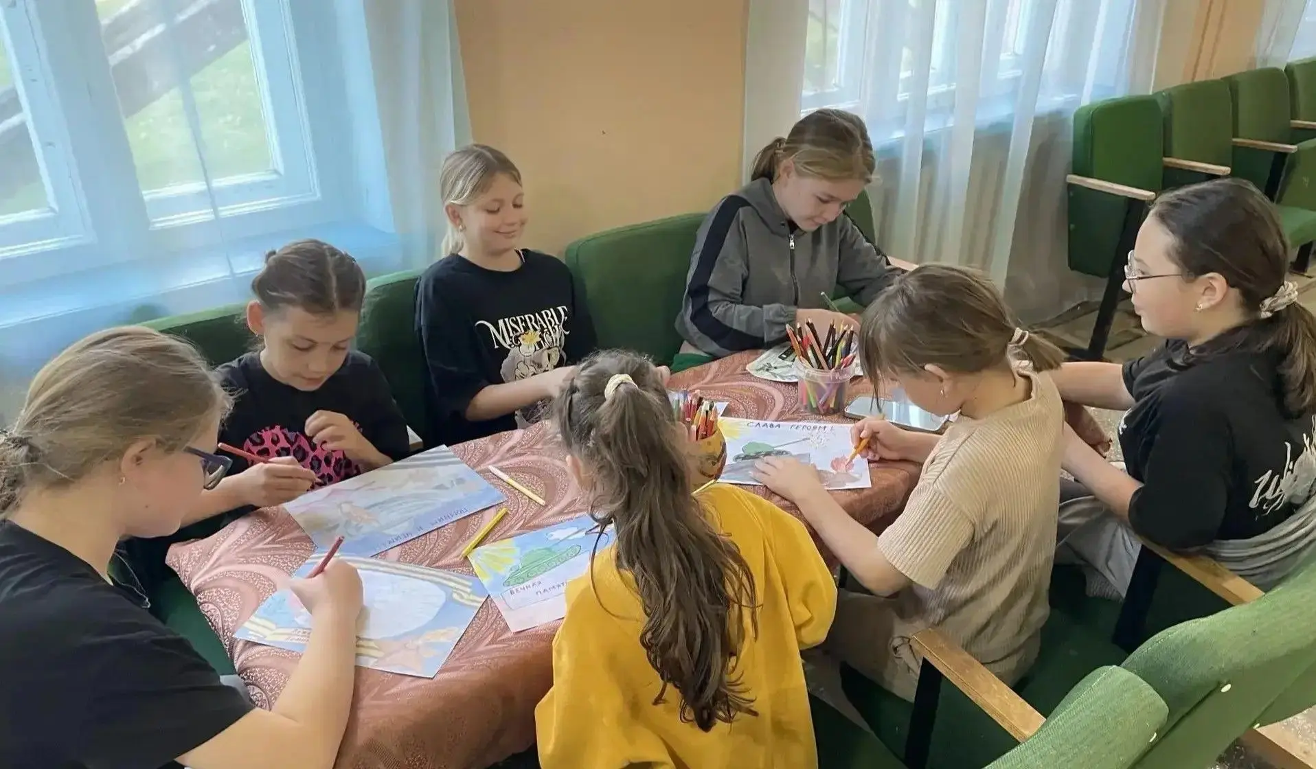 🎨 Подвиг героев глазами детей: в хуторе Туркинском прошел конкурс рисунков к 83-й годо...