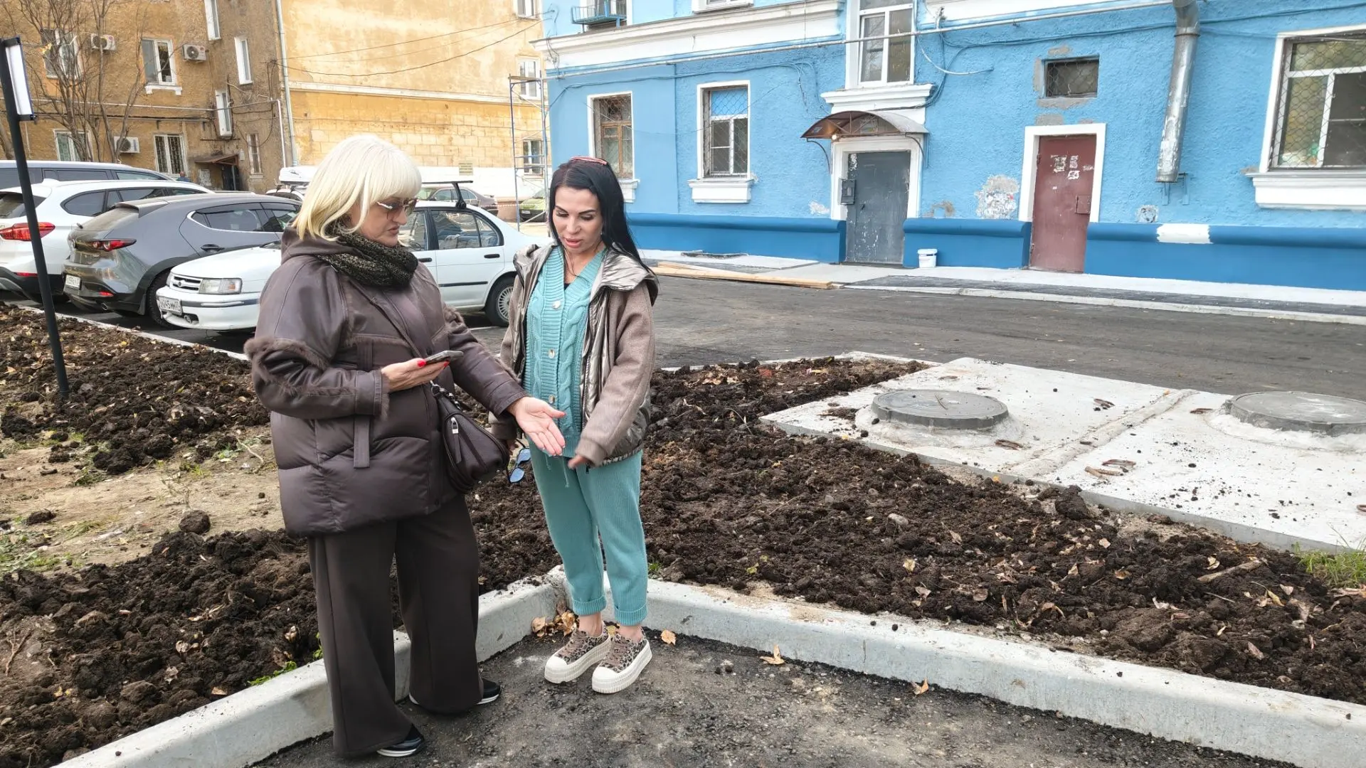 ДВОР НА МИРА, 8, ИЛИ ДВА В ОДНОМ