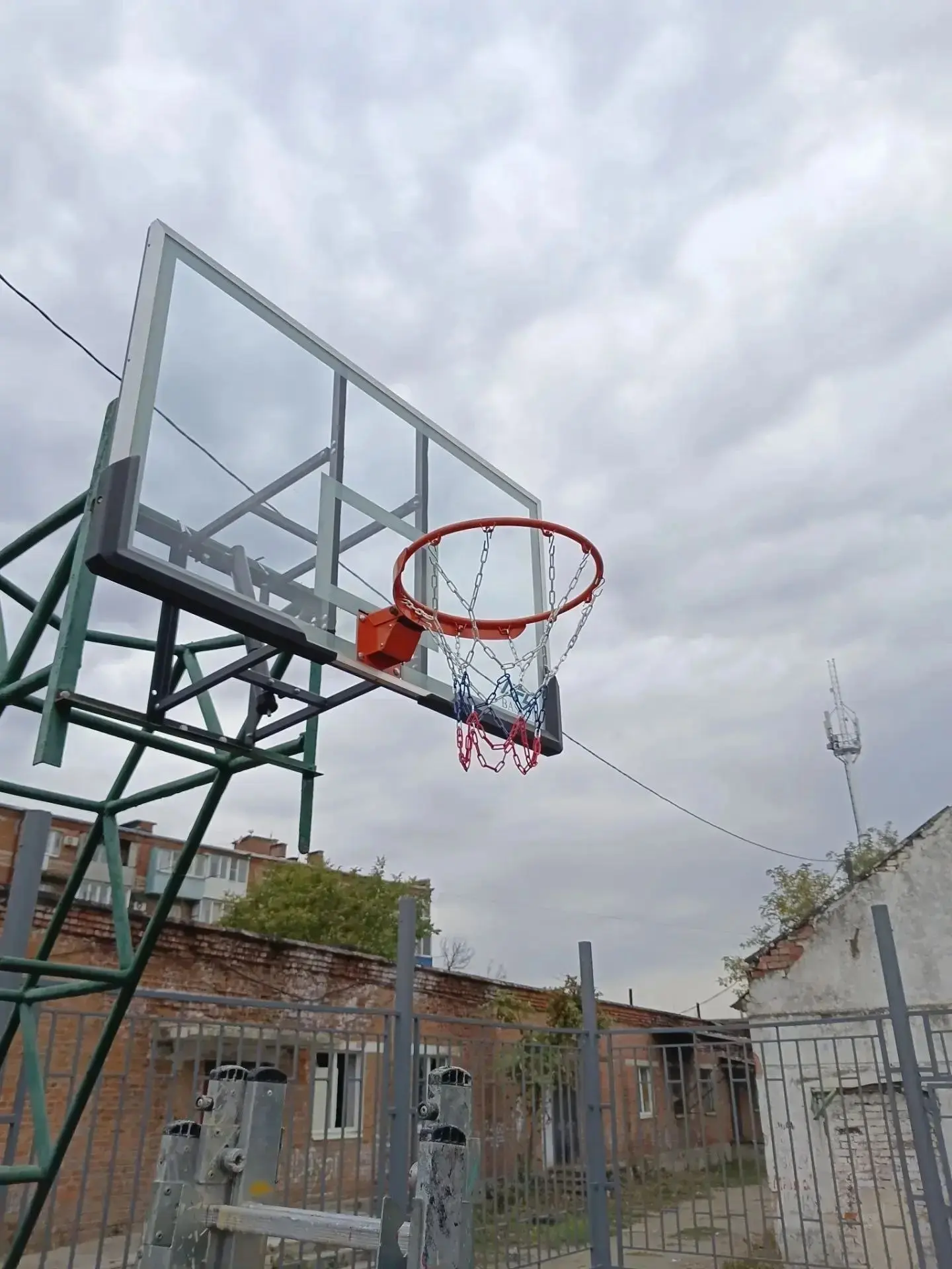 🏀 На спортивной баскетбольной площадке по ул. Пушкина завершены ремонтные работы.