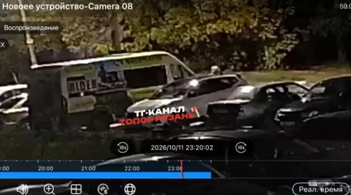 😡 В Рязани подростки портят автомобили и крадут из них вещи