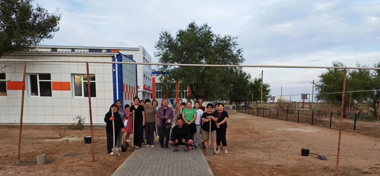 🌿 В нашей школе прошёл  субботник по уборке пришкольной территории, в котором приняли ...
