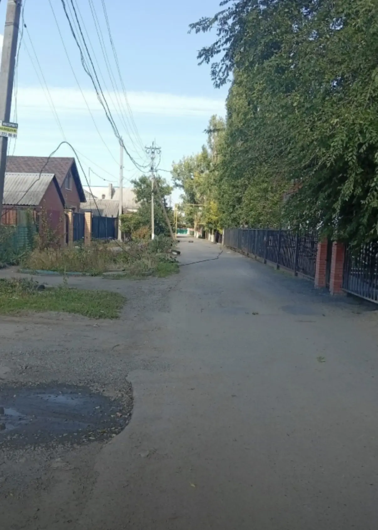 В Кулешовке возле школы 17 лежат оборванные провода со вчерашнего дня, загородили и всё...