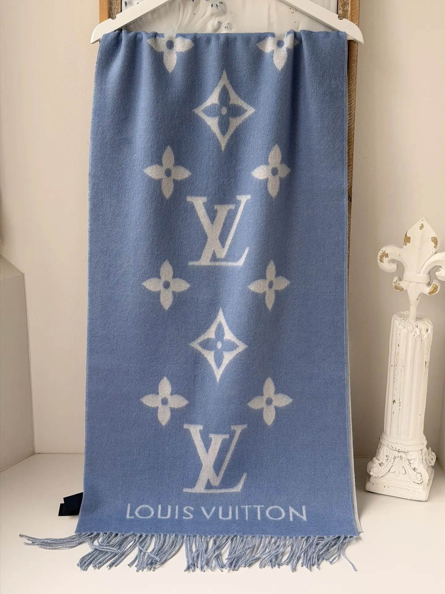 Мне оооочень понравились эти шарфы в стиле Louis Vuitton, как в этом обзоре, еще голубо...