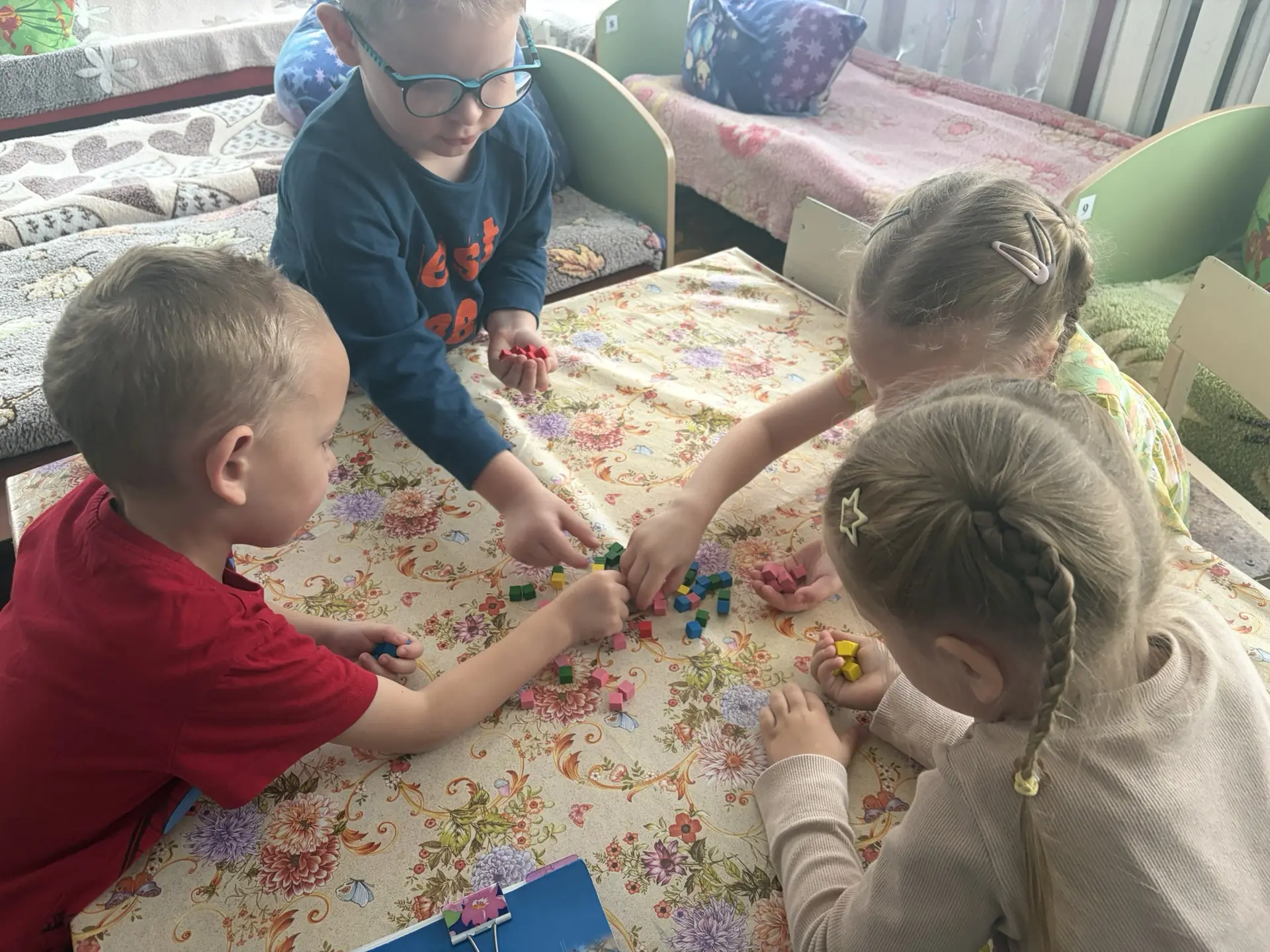 Сегодня для детей 4-5 лет было организовано психологом занятие, направленное на сенсорн...