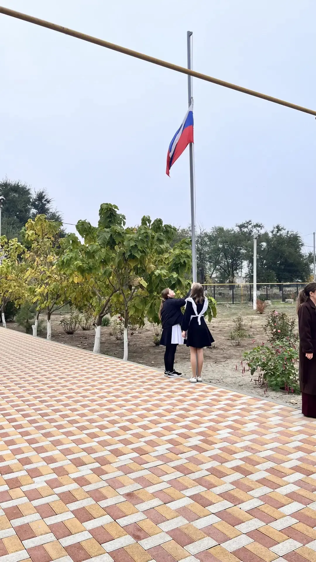 🇷🇺 Новая учебная неделя началась с торжественной церемонии поднятия Флага Российской ...