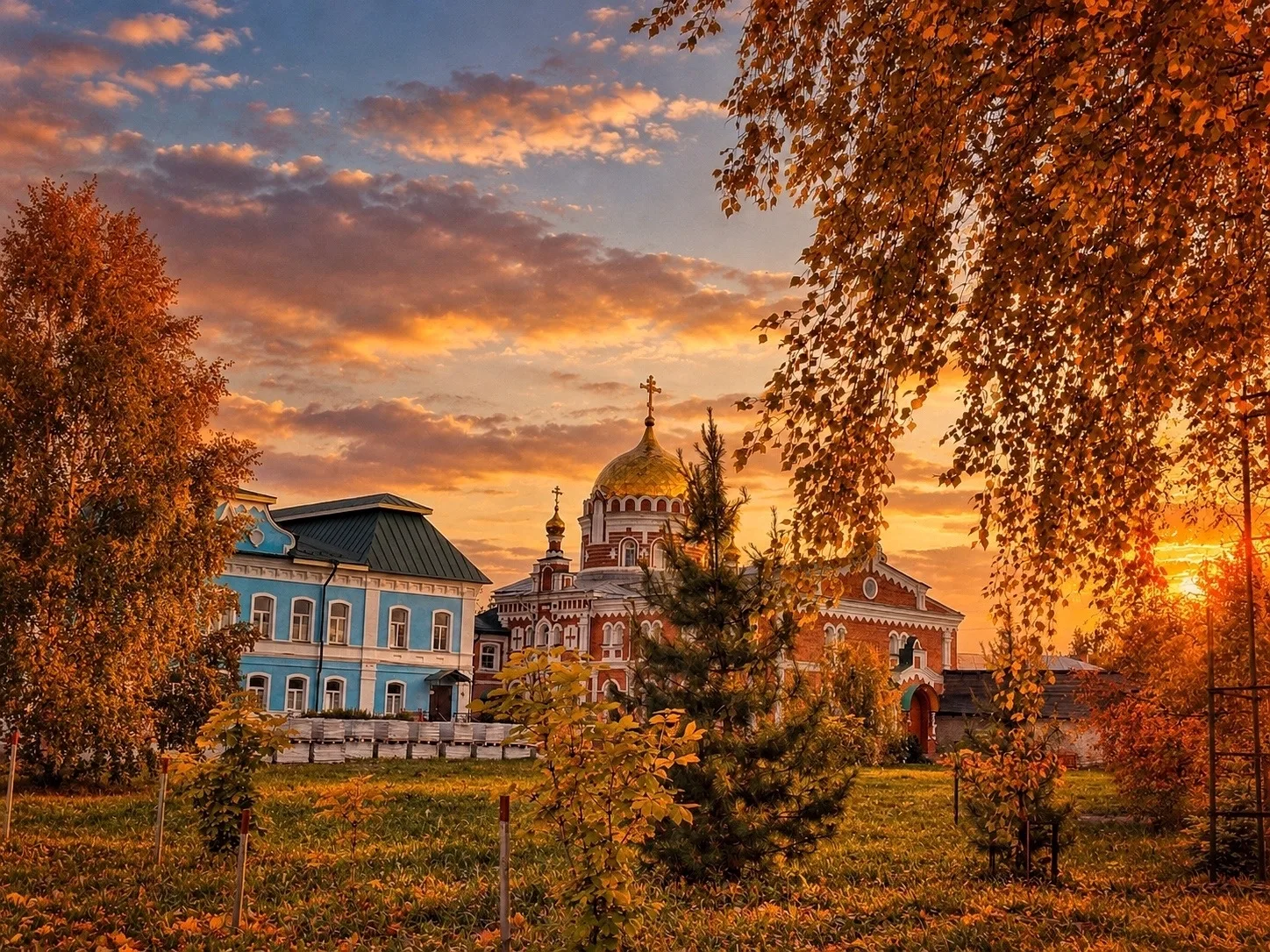 Осень. Монастырь. Вечер.