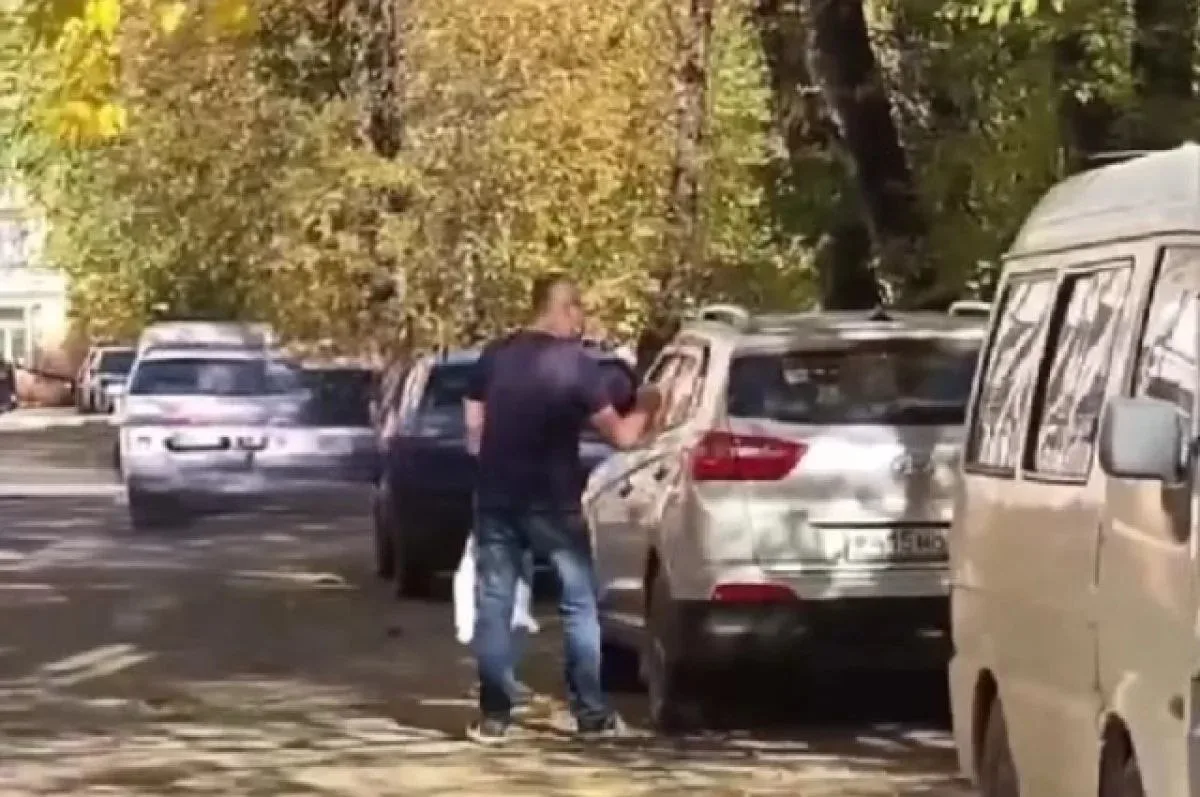 В Хабаровске возбудили уголовное дело после того, как мужчина с ножом напал на 16-летне...
