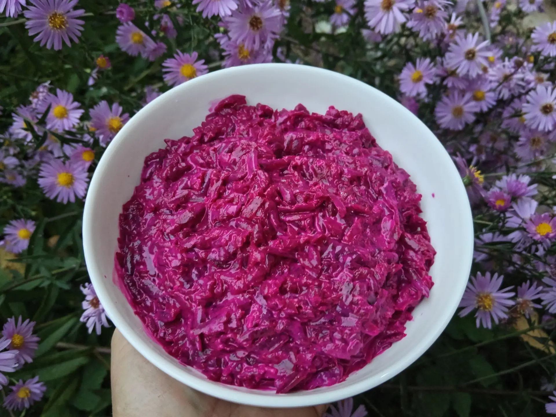 Вкуснейший салат из свеклы. Свеклы выросло много и частенько готовлю из свежих овощей в...