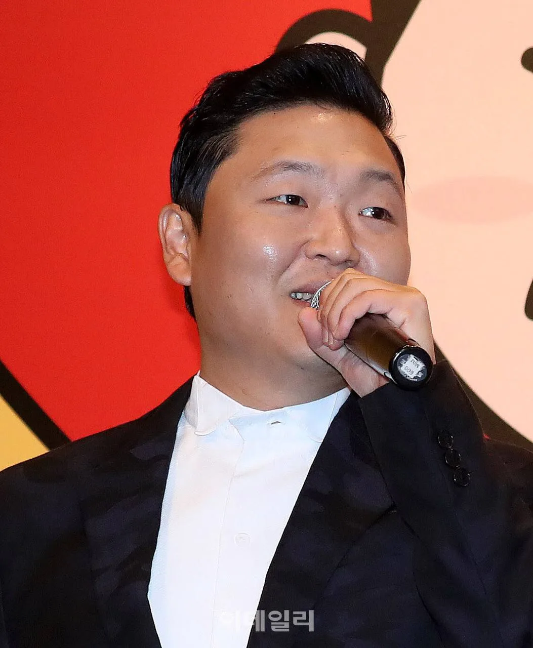 Певец PSY объяснил причины устойчивой мировой популярности корейского контента, включая...