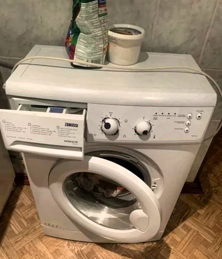Треть молодых людей не умеет пользоваться стиральной машиной и вместо стирки просто обр...