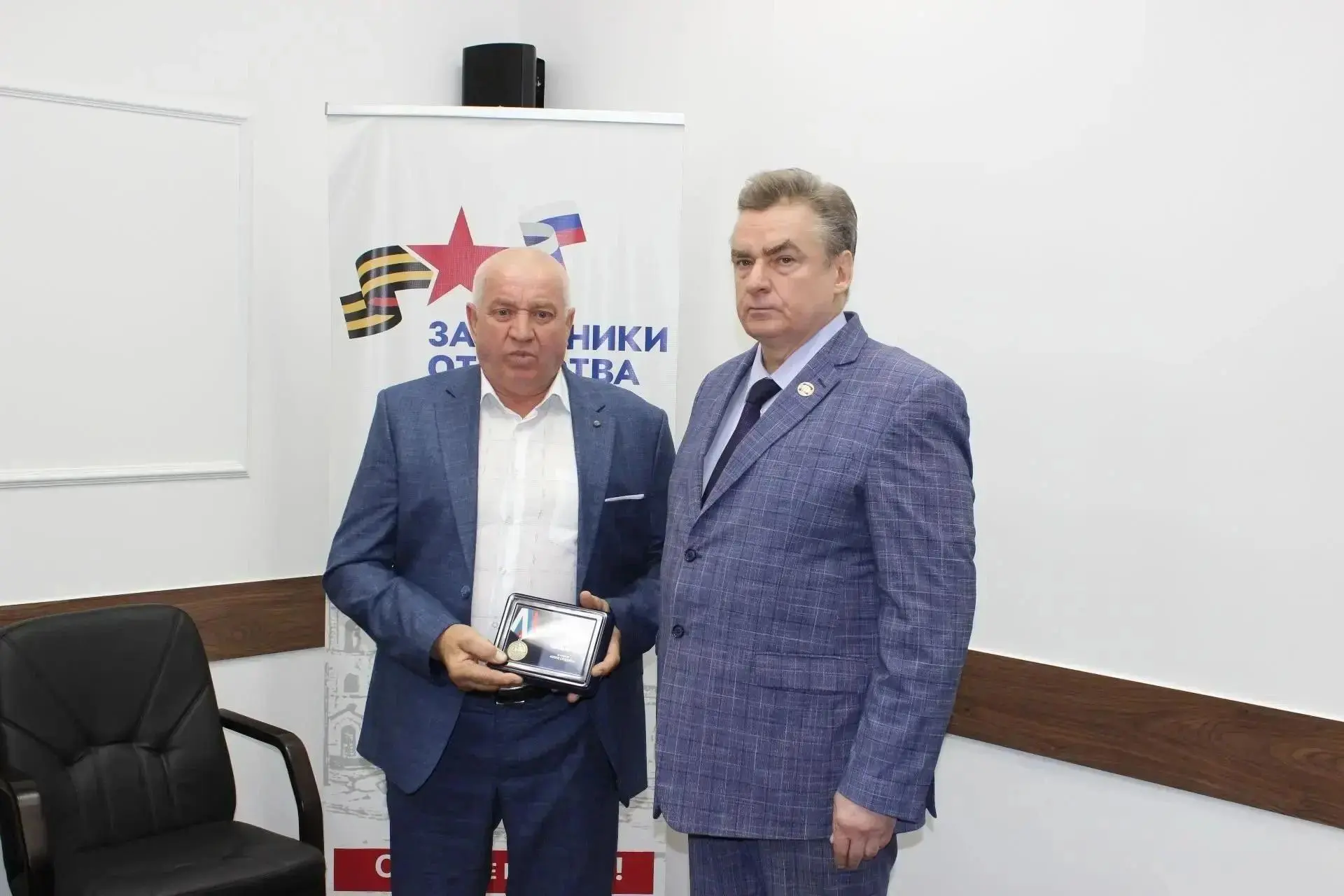 🎖️В Оренбурге отцам героев СВО вручили медали «Отец солдата»