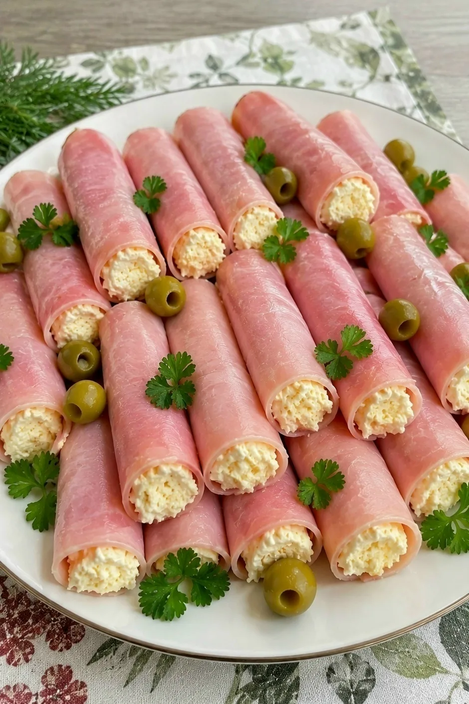 Рулетики с ветчиной и сыром. Потрясная закуска, которая разлетается первой