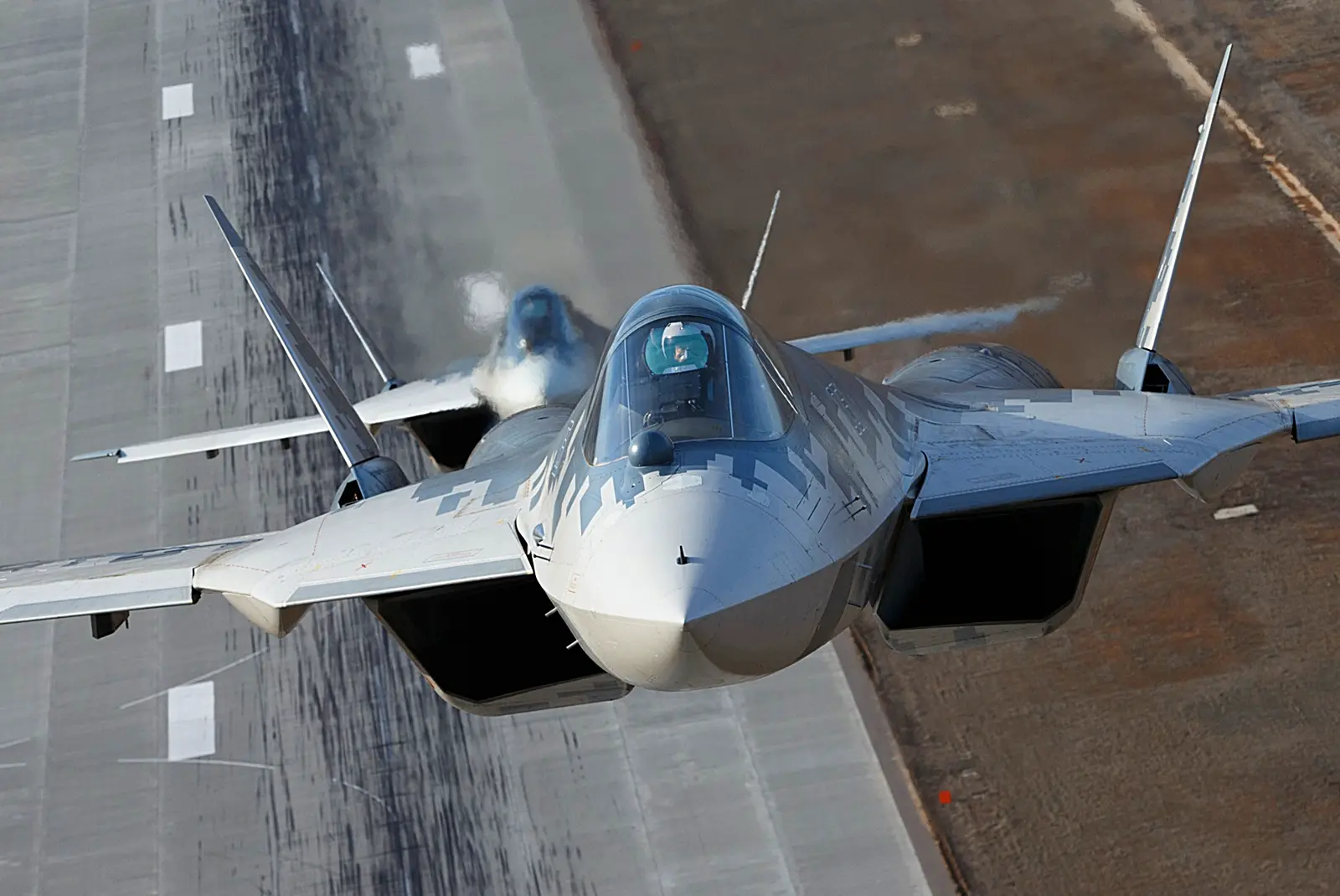 Истребители 5-го поколения Су-57 идут в набор высоты сразу после взлета. Боевые птицы с...