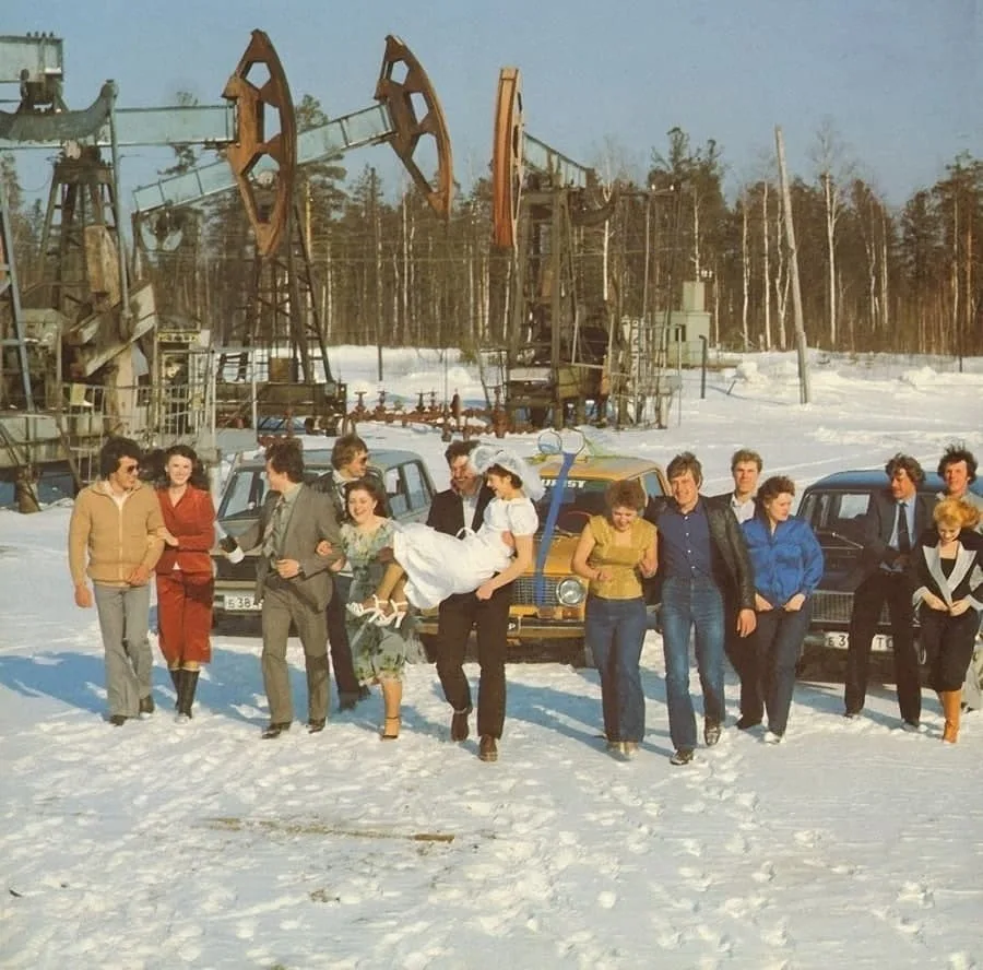 Сибирь, 1980-е. Свадьба нефтяников прямо на фоне качалок - мороз, «Жигули», друзья рядо...