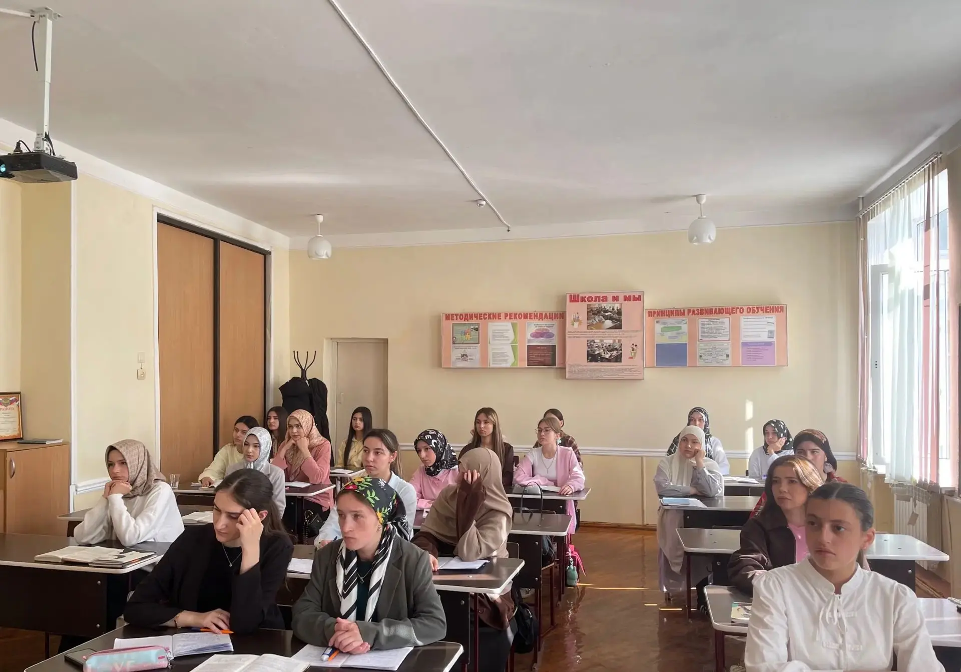 15 октября студенты 1 «Д» курса ОПНК совместно с куратором просмотрели серию анимационн...