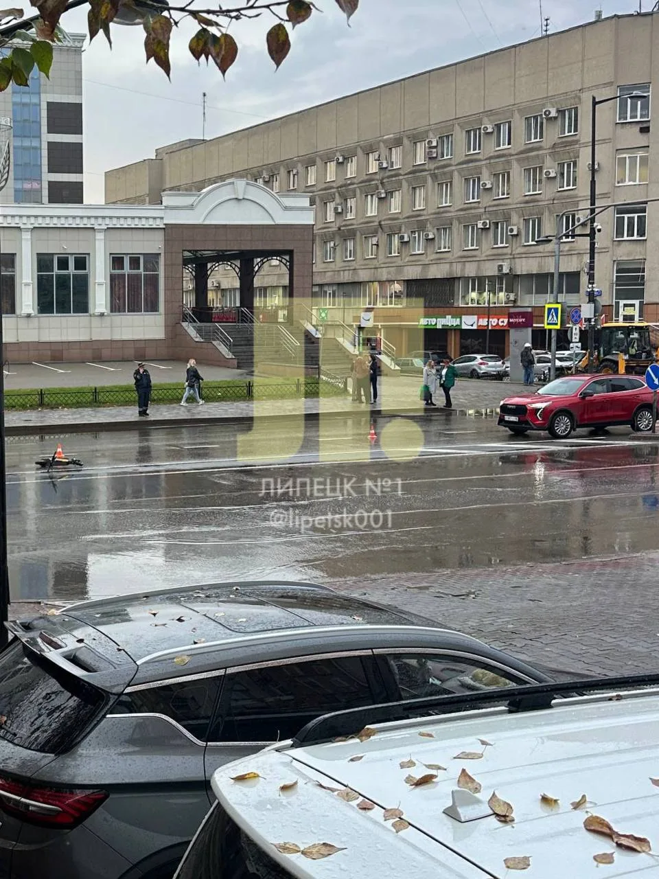 На переходе у драмтеатра