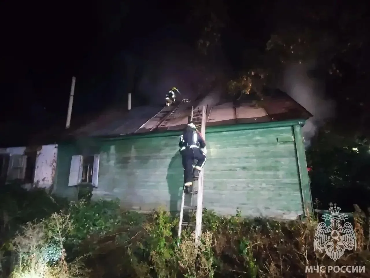 Мужчина погиб при пожаре в жилом доме на улице Вокзальной в Оренбурге. Возгорание произ...