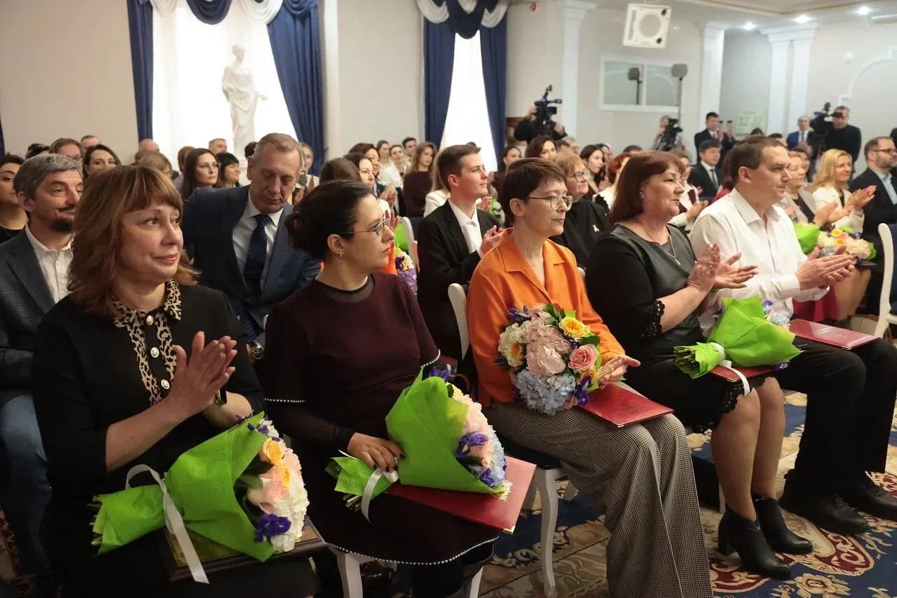 Сегодня праздник у людей, от работы которых зависит атмосфера в обществе. Журналисты - ...