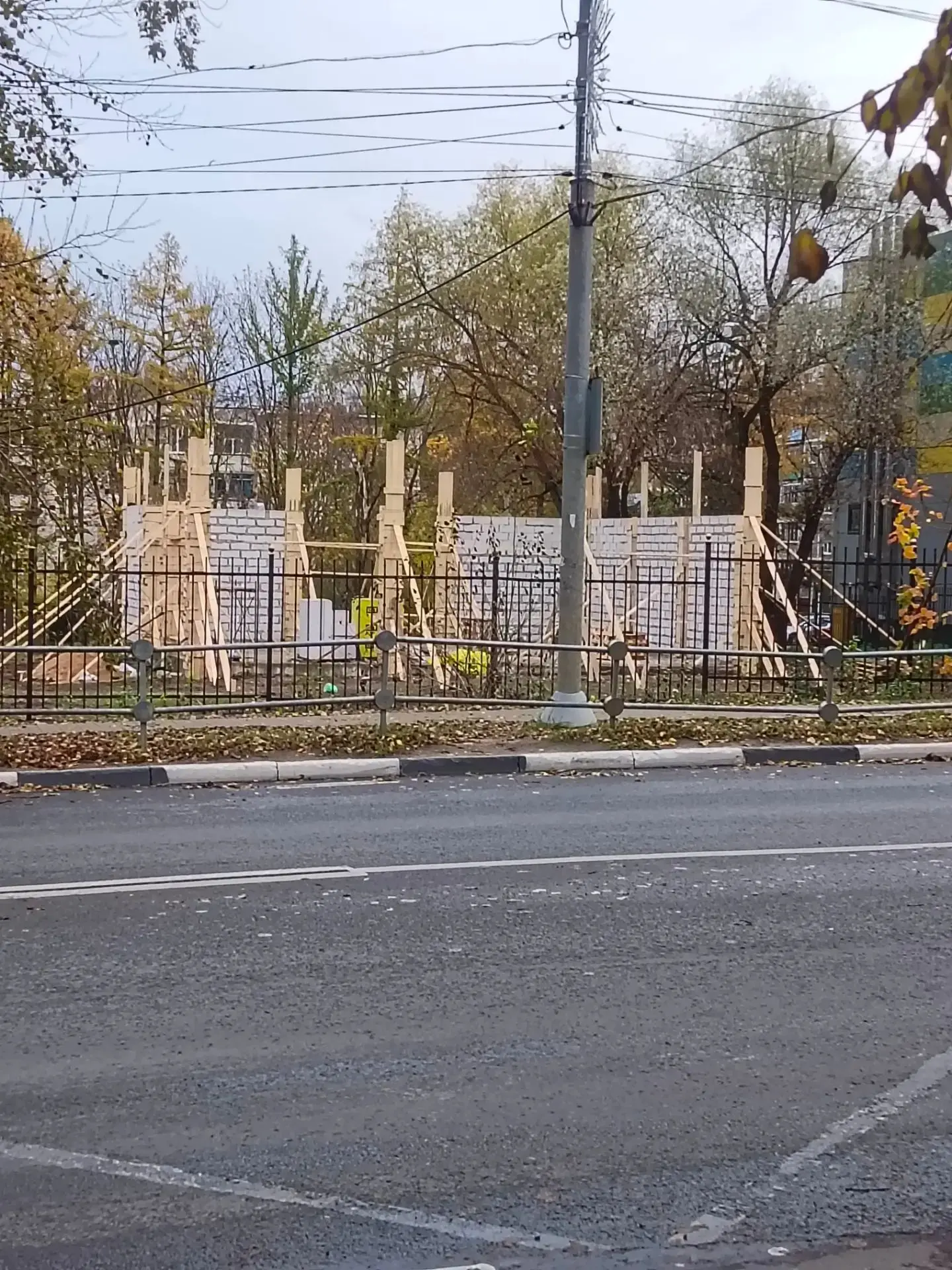 Здравствуйте. Что за здание строят напротив Спектра? Кто в курсе?