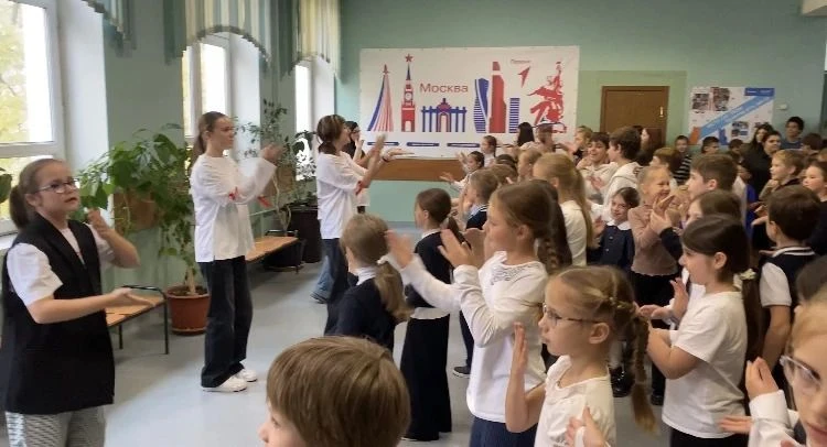Танцевальные перемены зажгли школу