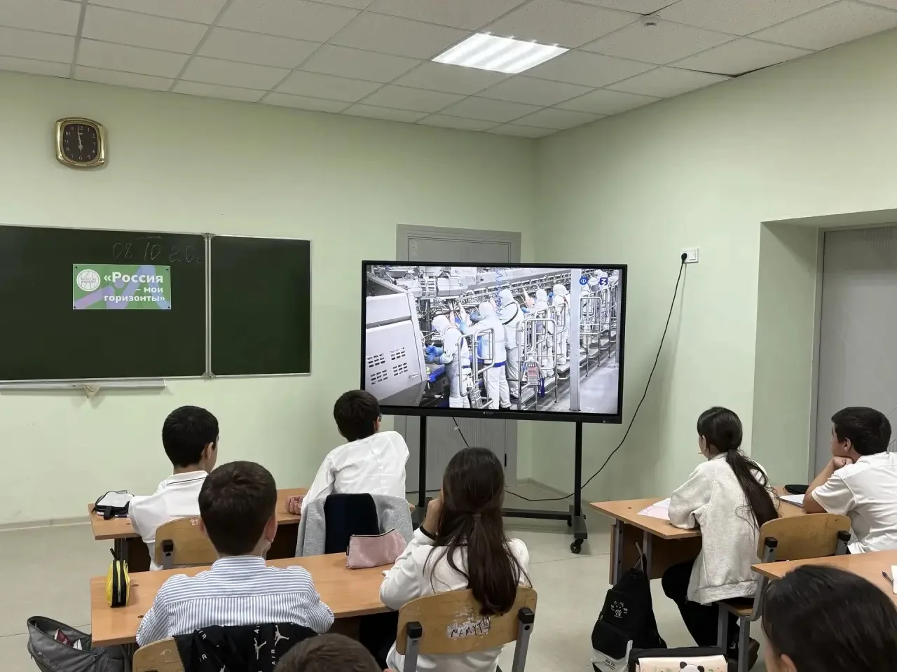 08.10.2026 г. в 6-11 классах МКОУ «СОШ №10» прошло отраслевое занятие профориентационно...