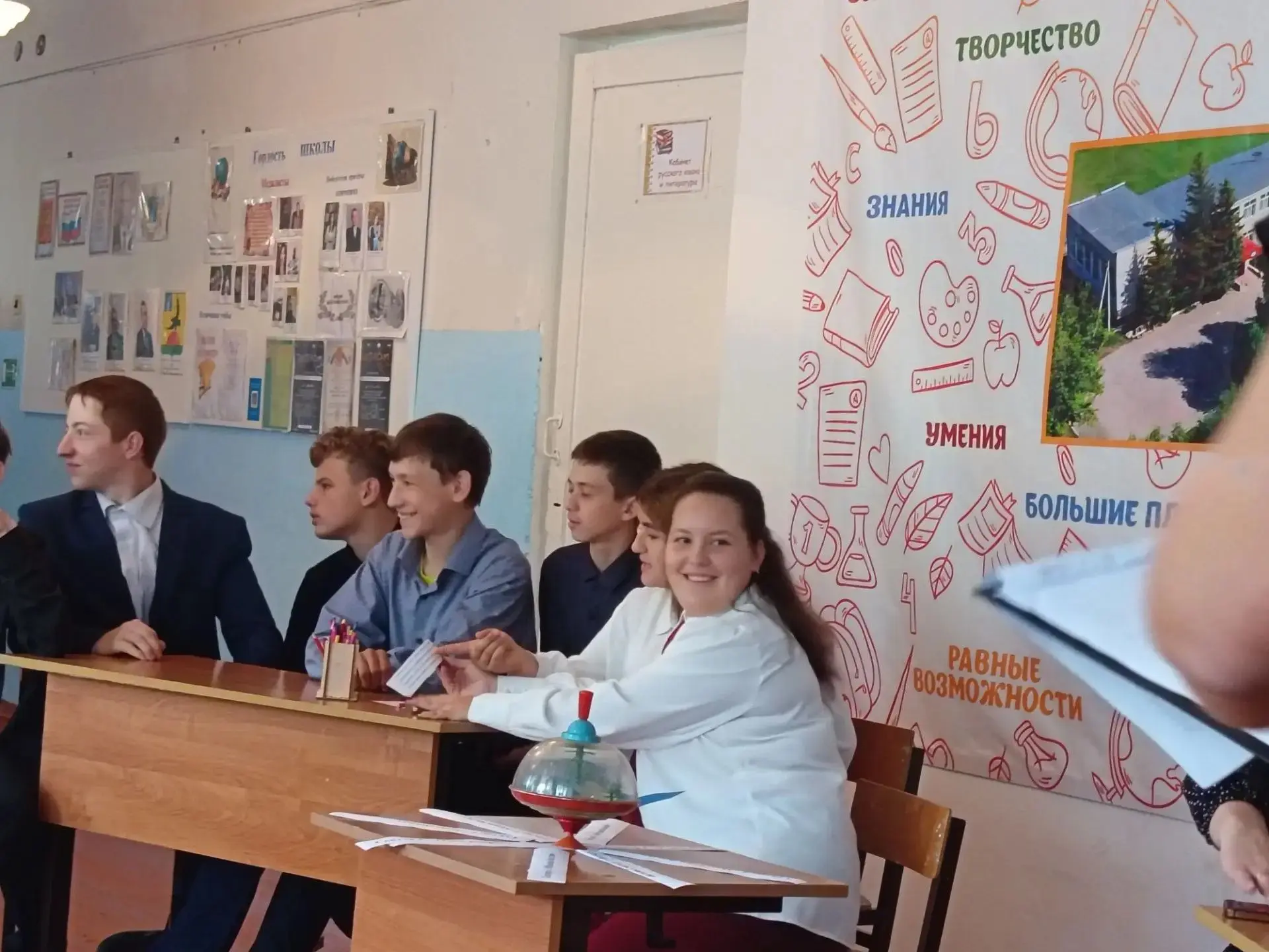 Сегодня в нашей школе прошёл яркий и весёлый праздник, посвящённый Дню учителя. Педагог...