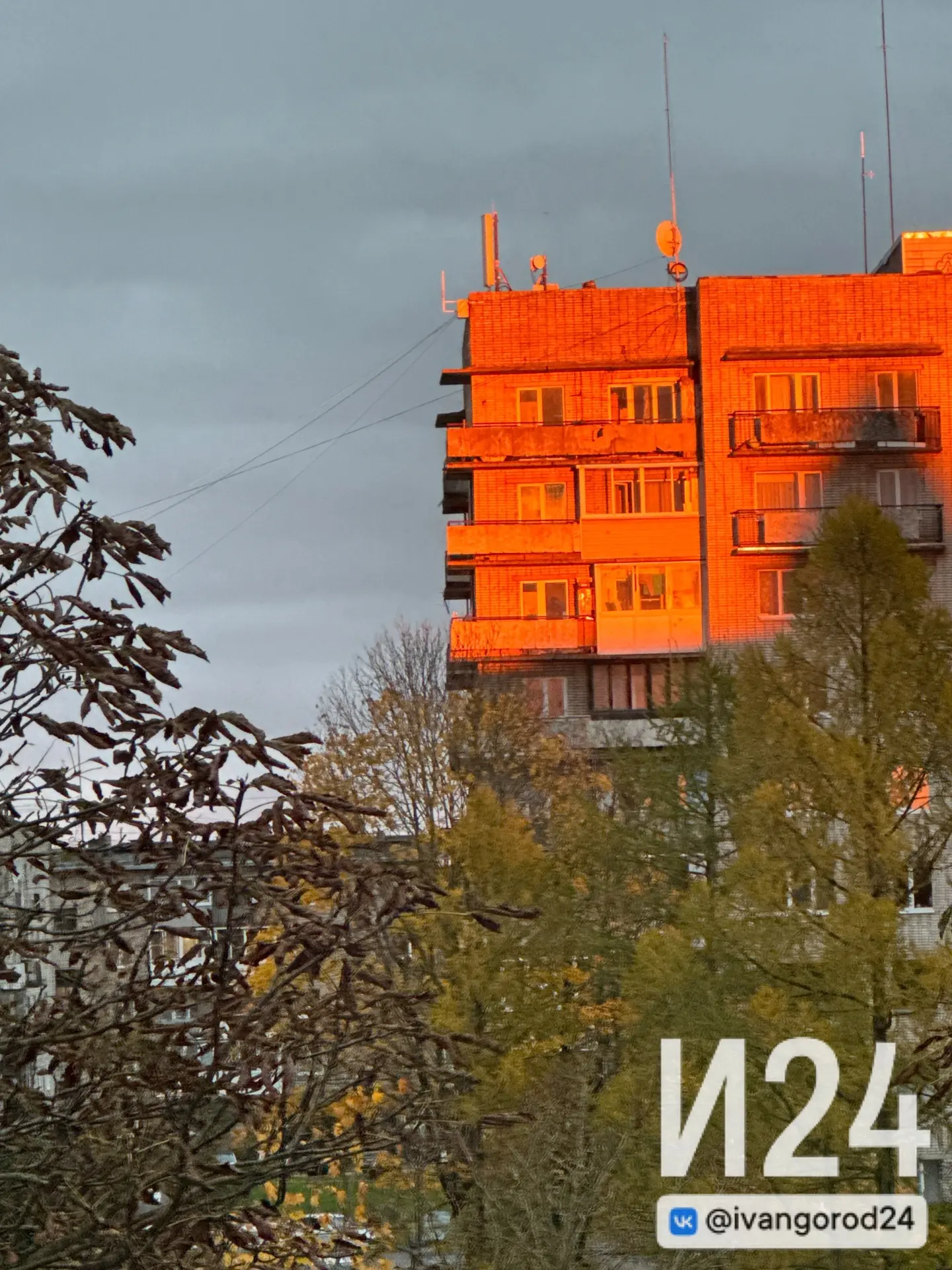 Оранжевый закат в нашем городе🌅