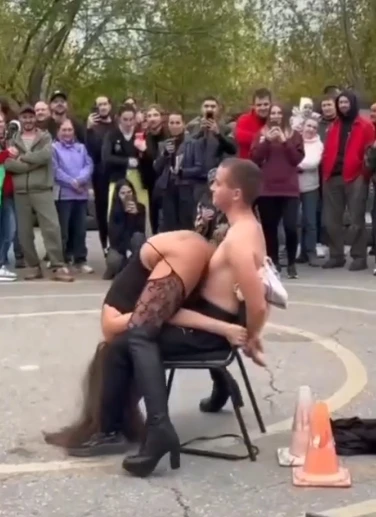 🔞 В Самаре женщина обнажила грудь на глазах у детей и прохожих