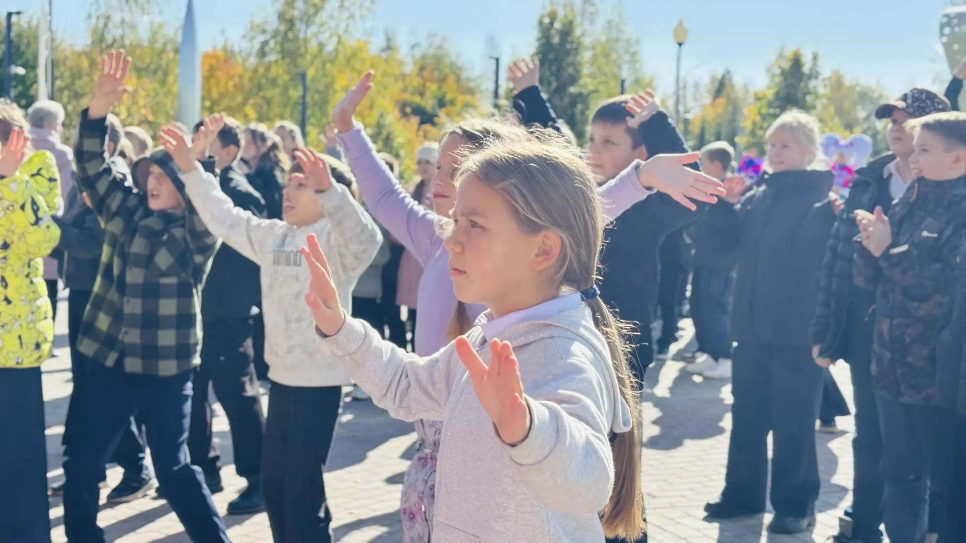 Сегодня в городском парке состоялся особенный танцевальный флешмоб, посвящённый Дню пож...