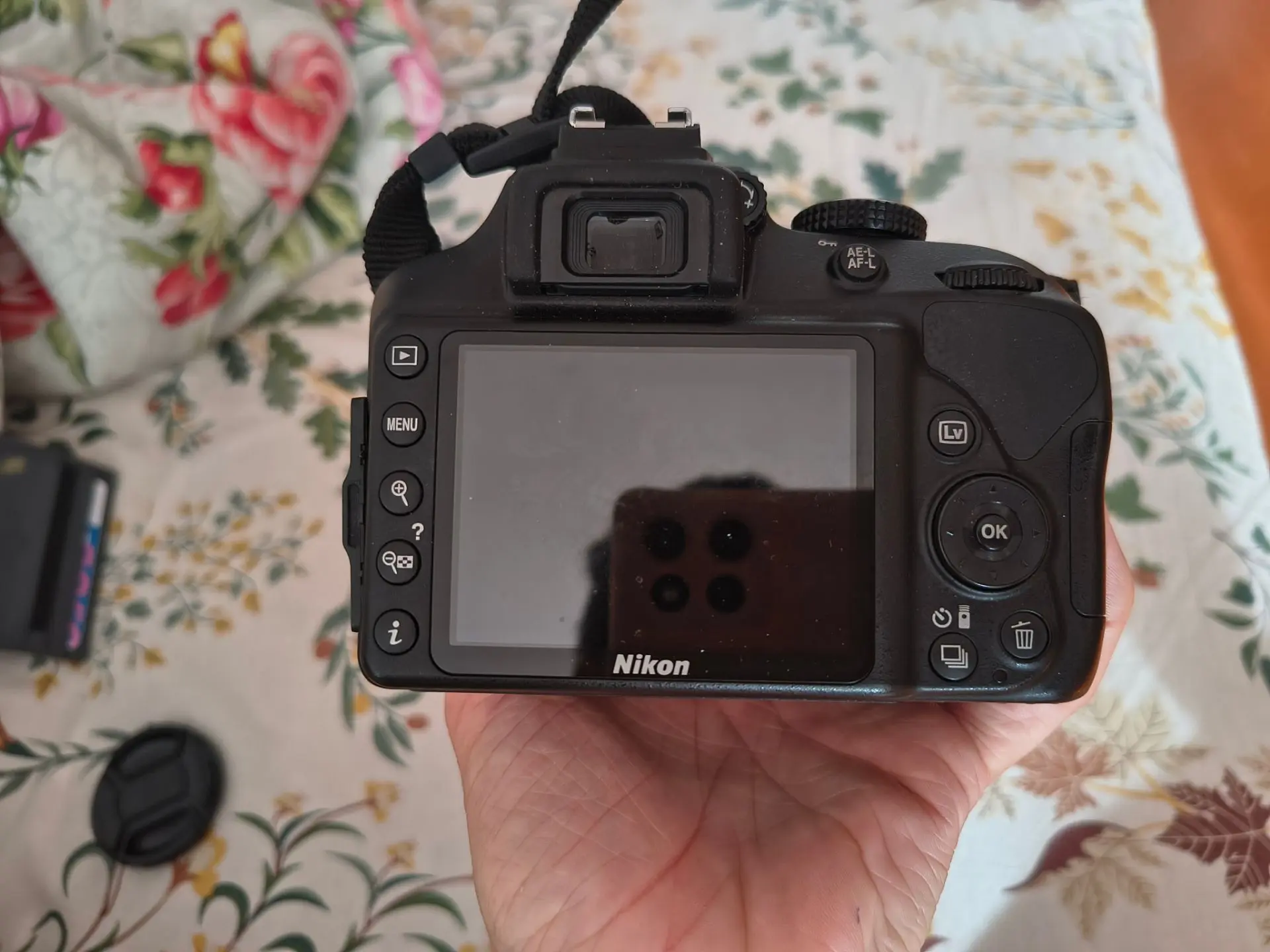 Продам фотоаппарат Nikon D3400 в комплекте сам фотоаппарат с объективом, чехол, зарядни...