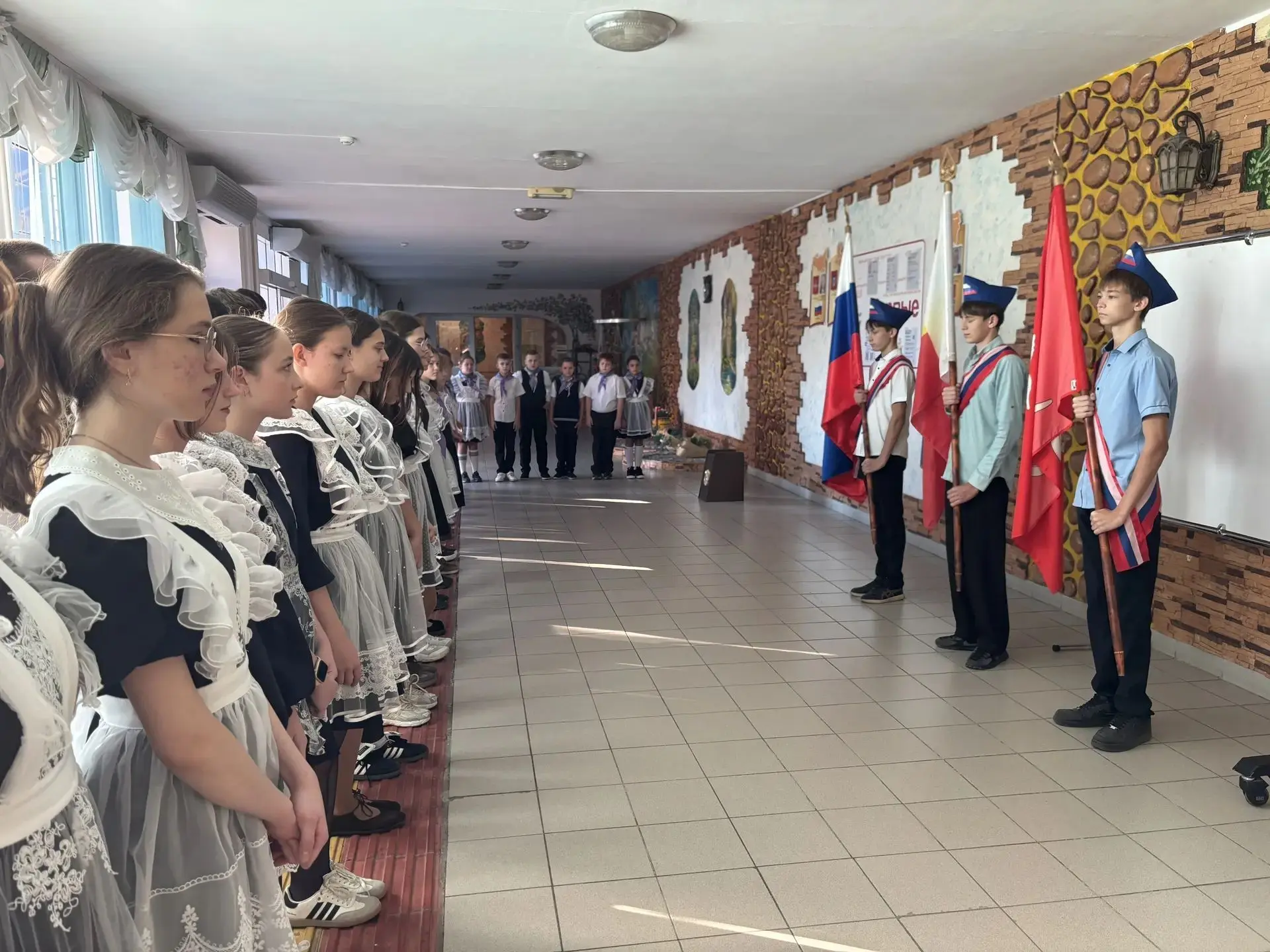 🇷🇺Новая учебная неделя в нашей школе началась с традиционной церемонии поднятия Госуд...