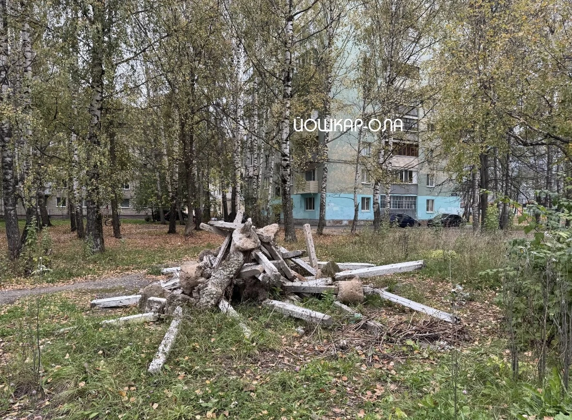 В 9-м микрорайоне Йошкар-Олы появилась внушительная груда старых бетонных столбов