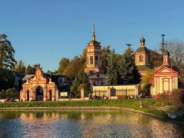🌅 Усадьба и пруд окрасились в краски заката