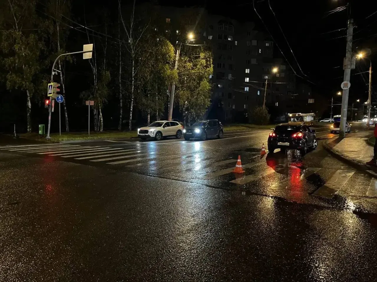 🚨В Ижевске на улице Буммашевской «Рено Меган» сбил двух девушек 17 и 18 лет