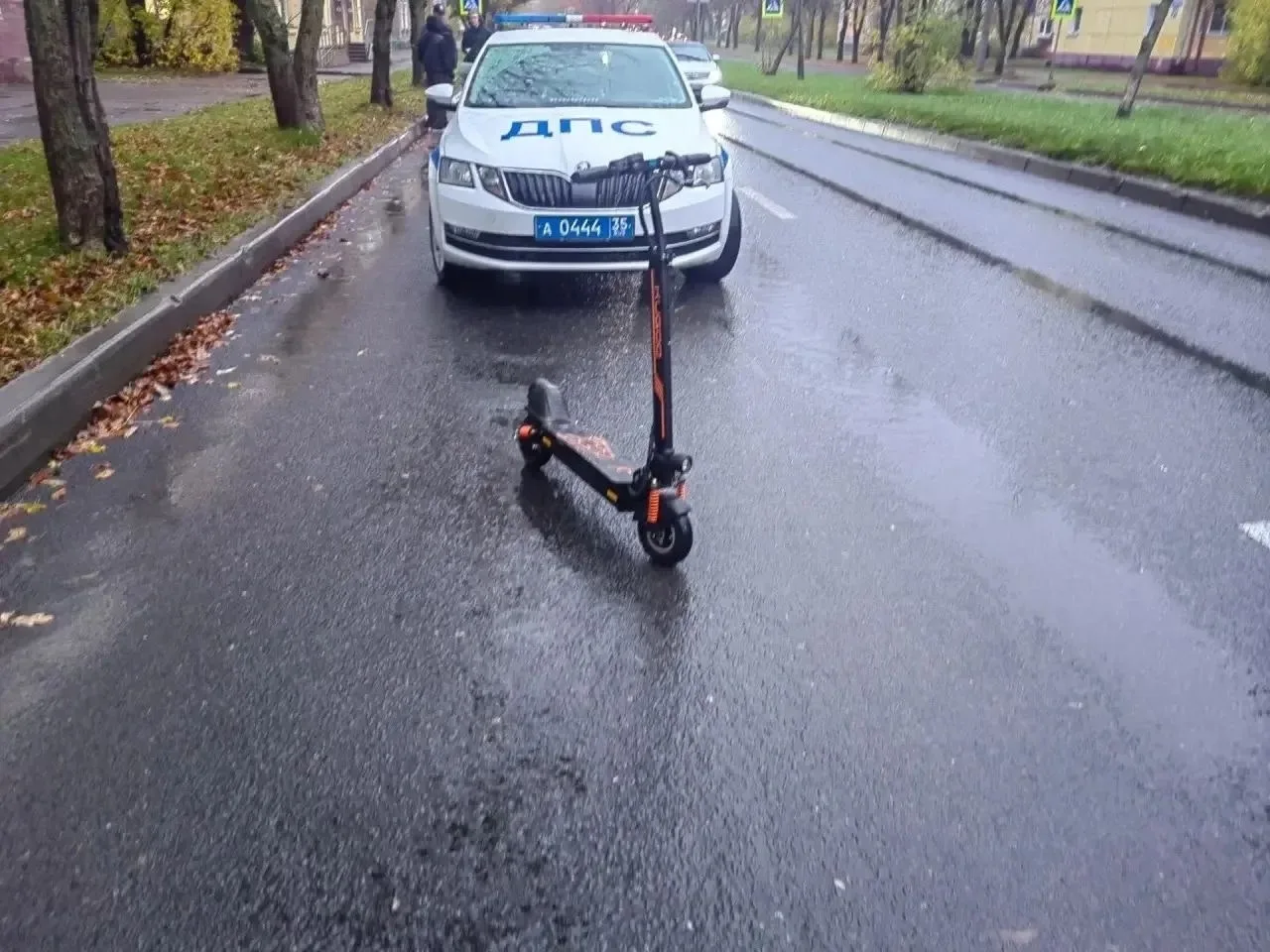 Юный водитель самоката попал под колеса автомобиля в Череповце
